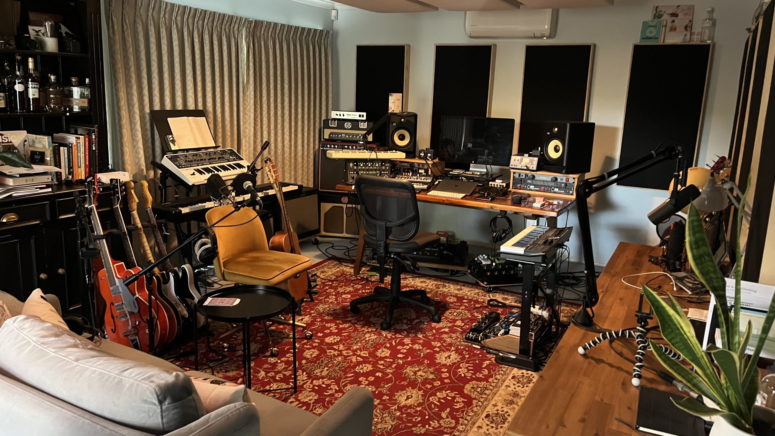Morning Phase Recording, home of the creative arts podcaast, Pain In The Arts.